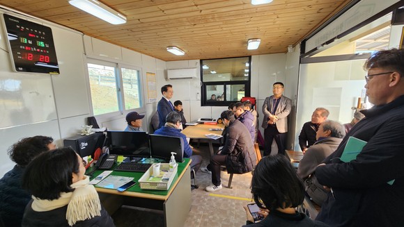 15일 더불어민주당 원내부대표 이용빈 의원은 서봉파크골프장에서 관계기관, 서봉파크골프협회 임원진과 간담회를 열고 교통안전대책에 대해 논의했다. ⓒ프라임경제