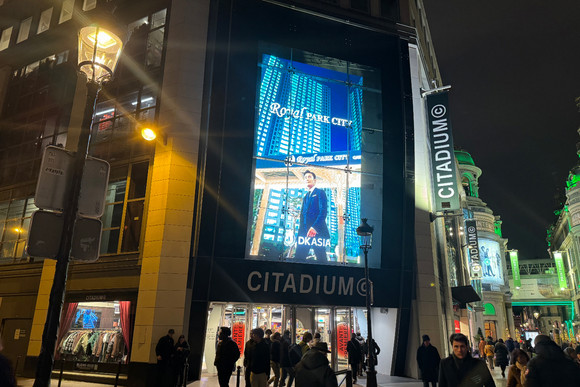 DK아시아가 프랑스 파리 시타디움 꼬마르탱에서 진행한 로열파크씨티 글로벌 브랜드 광고. ⓒ DK아시아