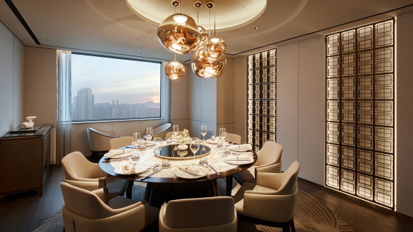 롯데호텔 월드의 '도림 더 칸톤 테이블'이 리뉴얼 오픈 1주년을 기념해 프로모션을 진행한다. © 롯데호텔