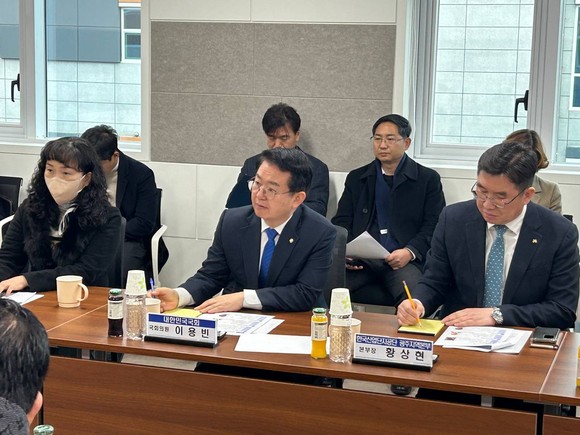 18일 이용빈 의원은 한국산업단지공단 광주지역본부 주재 미래차특별법 간담회에 참석해 빛그린산단 입주기업의 현장의 목소리를 청취했다. Ⓒ 프라임경제