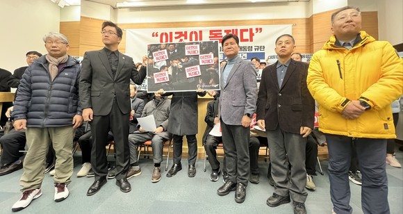 부산지역 야5당 대표들이 '이것이 독재다' 스티커를 붙이고 있다. ⓒ 박비주안 기자
