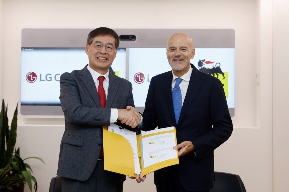 신학철 LG화학 부회장(왼쪽)이 클라우디오 데스칼지(Claudio Descalzi) 이엔아이(ENI) CEO와 차세대 바이오 오일(HVO) 합작법인 설립을 위한 본계약을 체결하고 기념촬영을 하고 있다. ⓒ LG화학
