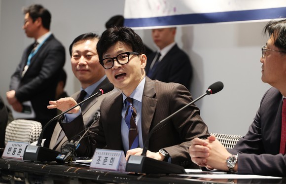 한동훈 국민의힘 비상대책위원장이 지난 19일 서울 중구 정보통신기술 전문기업 더비즈온에서 열린 '함께하는 AI의 미래' 민당정 간담회에서 인사말을 하고 있다. ⓒ 연합뉴스