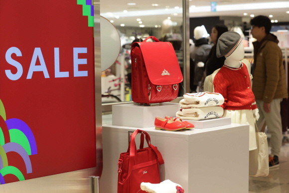 백화점 새해 첫 정기세일 실적이 한 자릿수 신장에 그쳤다. © 연합뉴스