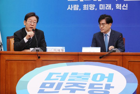 이재명 더불어민주당 대표가 22일 국회에서 열린 9차 인재 영입식에서 환영사를 하고 있다. 오른쪽은 9호 인재영입 인사인 공영운 전 현대자동차 사장. ⓒ 연합뉴스