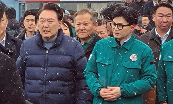 윤 대통령과 한 위원장이 정면 충돌한 지 이틀 만에 서천특화시장 화재 현장에서 전격 만남이 이뤄졌다. ⓒ 연합뉴스
