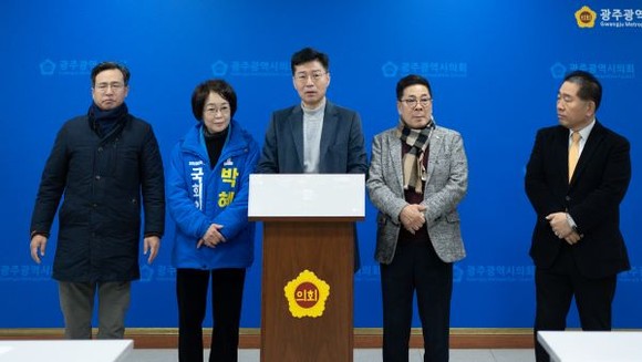 김대현 출마예정자가 22일 더불어민주당 박혜자 예비후보 지지를 선언하고 있다. ⓒ 박혜자 예비후보 선거사무실