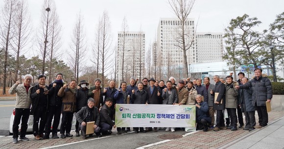 남성현 산림청장(두번째줄 왼쪽 아홉번째)이 지난 22일 대전 둔산동 한 음식점에서 오찬을 겸해 열린 퇴직 산림공직자 정책제언 간담회에 참석 후 간담회를 마친 뒤 참석자들과 기념촬영을 하고 있다. ⓒ 산림청