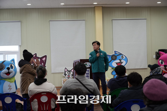 23일 김태흠 충남지사가 상인들을 찾아 오해라면서 수습에 나섰다. ⓒ 프라임경제