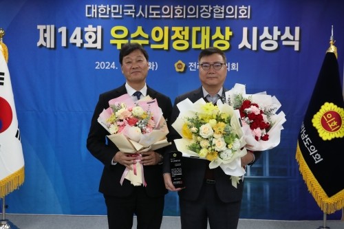 최동익 전남도의원(오른쪽)이 대한민국시도의회의장협의회가 주관하는 '제14회 우수의정대상'을 수상했다. ⓒ 의회사무실