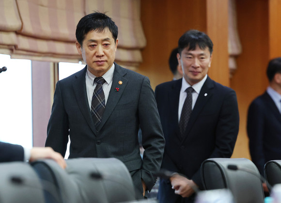 김주현 금융위원장과 이복현 금감원장이 24일 증권업계 간담회에 참석했다. ⓒ 연합뉴스