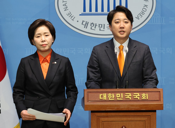 개혁신당 이준석 대표와 한국의희망 양향자 대표가 24일 국회에서 합당 발표 기자회견을 하고 있다. ⓒ 연합뉴스