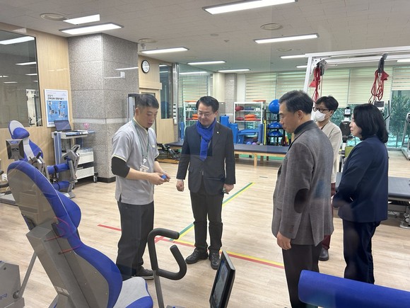 24일 이용빈 의원(광주 광산구갑)은 근로복지공단관계자와 함께 광주의원 내 재활시설을 살펴보고 있다. ⓒ프라임경제