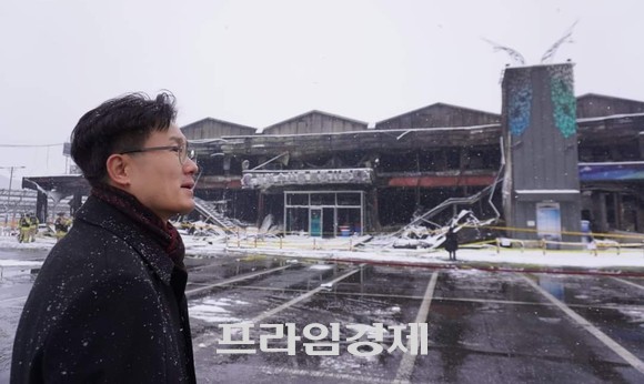 신현성 예비후보가 지난 23일 서천특화시장 화재 현장을 찾아 전소 된 건물을 바라보고 있다. ⓒ 프라임경제