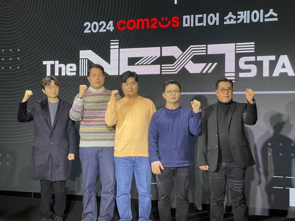 왼쪽부터 이주환 컴투스 대표, 김지인 그램퍼스 대표, 한성현 모히또게임즈 대표, 김일호 컴투스 글로벌사업실장, 한지훈 컴투스 게임사업부문장이 25일 서울 여의도 콘래드호텔에서 열린 '2024 미디어 쇼케이스'를 마치고 기념사진을 촬영하고 있다. = 김소미 기자