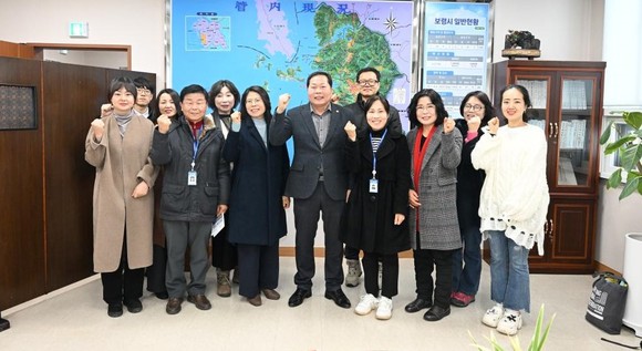 지난 24일 의장실에서 도시재생 시민미디어단과의 차담회 후 기념촬영을 하고 있다. ⓒ 의회사무국