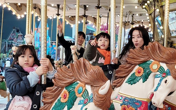 굿리치 임직원들이 1월의 산타클로스로 변신해 아이들의 희망찬 2024년을 응원했다. ⓒ 굿리치