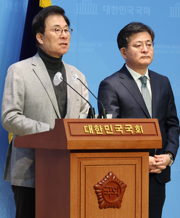 박원석 미래대연합 공동대표(오른쪽)와 신경민 새로운미래 국민소통위원장이 28일 국회에서 '개혁미래당(가칭)' 창당 기자회견을 하고 있다. ⓒ 연합뉴스