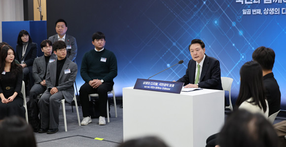 윤 대통령은 "게임은 단순히 개인의 취미나 여가 문제로 볼 수 없고 국정을 운영하는 저와 정부의 입장에서는 산업을 키워야 한다는 생각을 갖고 있다"며 "그러기 위해서는 사업자에게 불필요한 규제를 하지 않는 것과 공정한 경쟁을 하도록 하는 것이 중요하다"고 말했다. ⓒ 연합뉴스