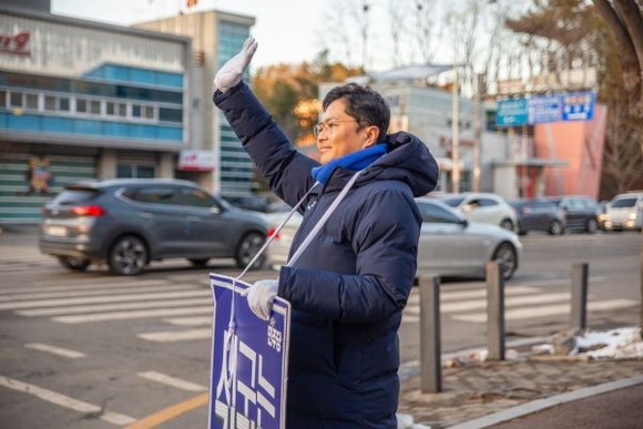 김광진 예비후보가 출근길 인사를 하고 있다. ⓒ 김광진 예비후보 선거 사무실