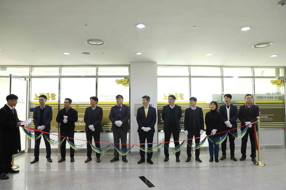 노랑통닭은 지난 23일 영업관리본부 서울경기센터 사무실을 서울특별시 문정동 가든파이브로 이전하고, 개소식과 함께 최우수가맹점 시상식을 진행했다. © 노랑통닭