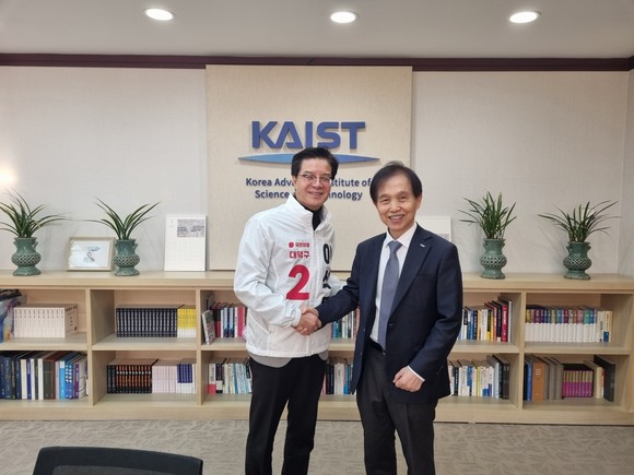 왼쪽부터 이석봉 예비후보, 카이스트 이형광 총장. ⓒ 이석봉 예비후보 캠프