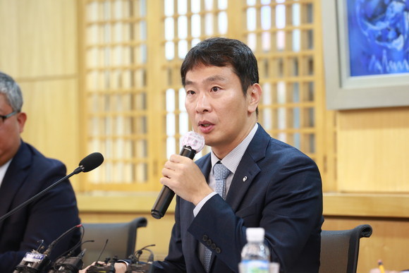 이복현 금융감독원장이 부동산PF 관련 연착륙 조치를 차질없이 시행하겠다고 약속했다. ⓒ 연합뉴스