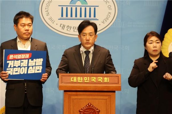 1일 정재혁 광산구을 예비후보는 국회 소통관에서 부승찬, 김종욱, 임세은 등 더불어민주당 정치신인 모임 '퇴진과 혁신', 국회의원 강득구, 민생경제연구소장 안진걸, 검사를 검사하는 변호사 모임(대표 변호사 오동현)함께 공동 기자회견을 가졌다. ⓒ 프라임경제