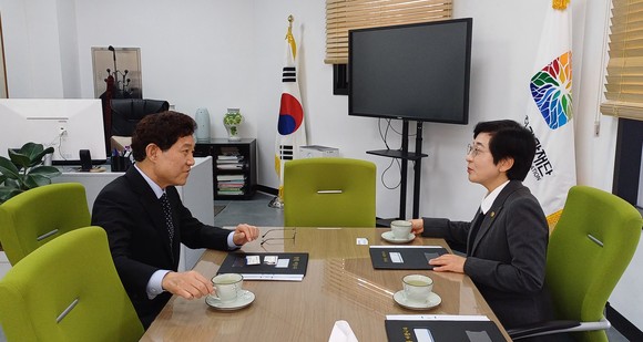지난달 31일 여주시 세종문화관광재단을 방문해 이순열 이사장과 인사를 나누고 환담 시간을 가졌다. ⓒ 의회사무국