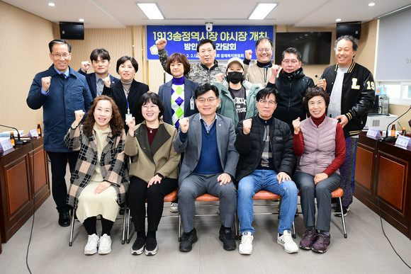 2일 공병철 의원 주재로 1913송정역시장 상인회, 광산구의원, 관계 공무원 등이 참석한 가운데 '1913송정역시장' 활성화를 위해 야시장 개장 방안을 논의했다. ⓒ 프라임경제