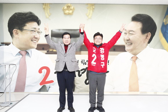 (왼쪽부터)강명구 국민의힘 구미을 예비후보를 지지한 안주찬 구미시의회 의장과 강명구 예비후보. ⓒ 강명구 국민의힘 구미을 예비후보 캠프