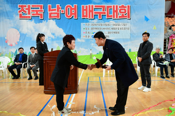3일 김태완 광사구의회 의장이 3일 광주광역시광산구배구협회 감사패를 받았다. ⓒ 프라임경제