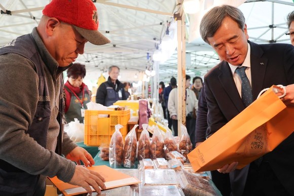 한국마사회(회장 정기환, 오른쪽)는 설을 앞두고 오는 6일부터 7일까지 농‧축산물 직거래장터 '바로마켓'을 서울 경마공원 출입로에서 개최한다고 5일 밝혔다. Ⓒ 한국마사회