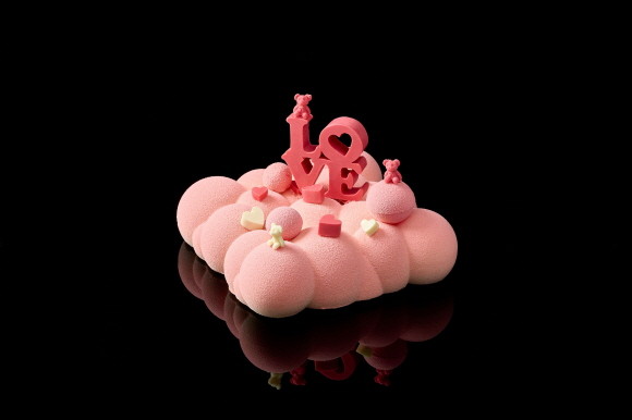 롯데호텔 서울이 다가오는 밸런타인데이를 맞아 달콤한 기념일을 보낼 수 있는 케이크 3종을 선보인다. © 롯데호텔