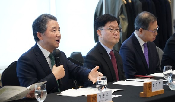 남성현 산림청장이 6일 서울 인터컨티넨탈 호텔에서 역대 산림청장을 초청해 '숲으로 잘사는 글로벌 산림강국' 정책목표와 주요업무 추진방향 등을 설명하고 있다. ⓒ 산림청