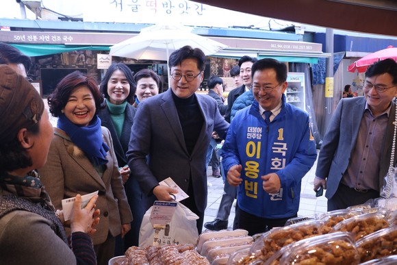 4일 더불어민주당 홍익표 원내대표는 광주를 찾아 이용빈 의원과 광주송정역과 1913 송정역시장, 주변 상가들을 방문하면서 소상공인, 자영업자의 고충을 듣고 방안을 논의했다. Ⓒ 프라임경제