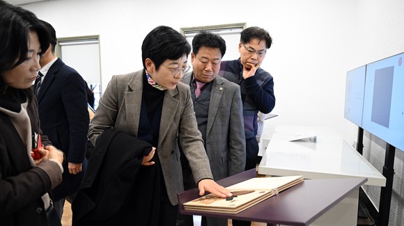 이순열 의장이 지난 6일 서울 중구 국립현대미술관 덕수궁의 장욱진 회고전을 관람하고 있다. ⓒ 의회사무국