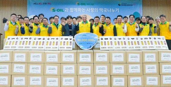 안와르 알 히즈아지 에쓰오일 CEO(가운데)가 지난 5일 서울 마포구 염리종합사회복지관에서 열린 '2024 설맞이 사랑의 떡국 나누기' 행사에서 기부금 3000만원과 설 선물꾸러미를 전달하며 임직원들과 기념사진을 찍고 있다. ⓒ 에쓰오일