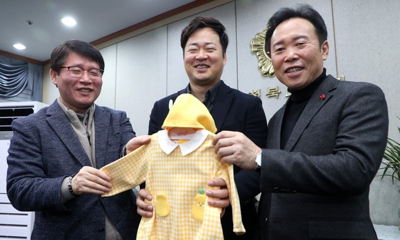 충북도의회는 7일 셋째 아이를 출산한 직원에게 선물을 전달 후 함께 기념촬영을 하고 있다. ⓒ 의회사무국