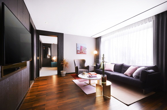 메종 글래드 제주가 스위트 객실을 특별한 요금으로 예약할 수 있는 '스위트 딜라이트 패키지'를 2024년 2월29일까지 선보인다. © 글래드호텔