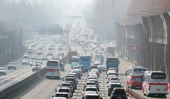 설 연휴 경부고속도로 서울 잠원IC 인근 하행선이 귀성 차량이 몰리면서 정체를 빚고 있다. ⓒ 연합ㅂ뉴스
