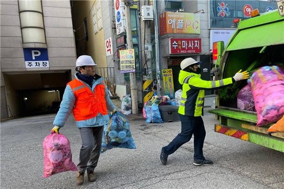 9일 정희성 진보당 광산갑 국회의원 후보가 광산구시설관리공단 노동자들과 생활폐기물 수거업무를 함께 했다. ⓒ프라임경제