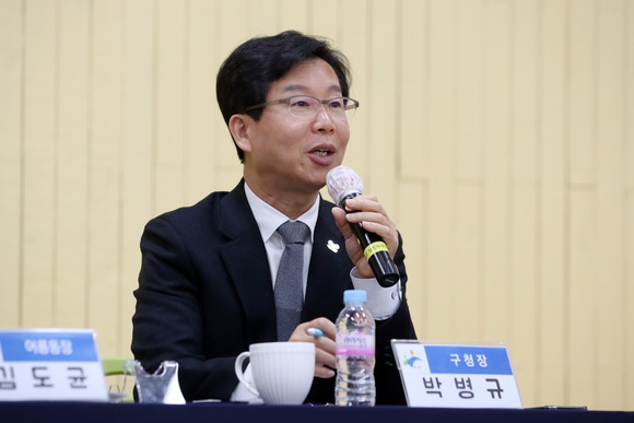박병규 광산구청장이 1월부터 지난 6일까지 실시한 21개동 주민과 대화에서 '생활쓰레기 매일 수거 체계 확립'을 약속했다. Ⓒ프라임경제