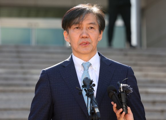 조국 전 법무부 장관이 13일 부산 민주공원에서 기자회견을 열어 신당창당을 선언하고 있다. ⓒ 연합뉴스