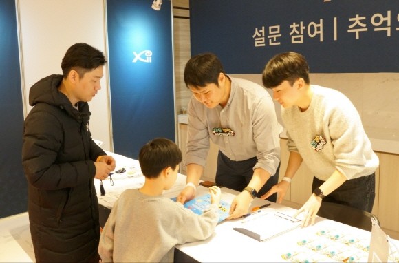 경기도 광주시에 들어서는 자이 아파트 입주자 사전 방문 행사에 참석한 GS건설 신입사원들이 입주 예정자들에 설문을 받고 있다. © GS건설