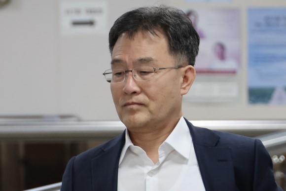 지난해 9월 화천대유자산관리 대주주 김만배 씨가 서울중앙지법에서 열린 대장동 개발 사업 관련 1심 속행 공판에 출석하고 있다. ⓒ 연합뉴스