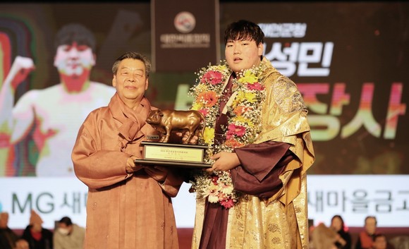 지난 12일 태안종합실내체육관에서 열린 '2024 설날장사 씨름대회'에서 백두장사에 등극한 최성민 선수와 기념촬영을 하고 있는 가세로 태안군수. ⓒ 태안군