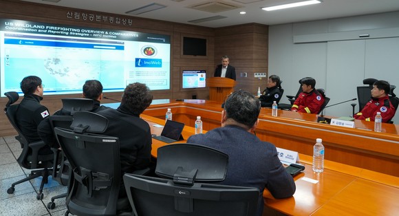 15일 미국 BELL Helicopter社 한국지사장 및 산불전문가와 공중진화 토론회를 개최하고 있다. ⓒ 산림항공본부