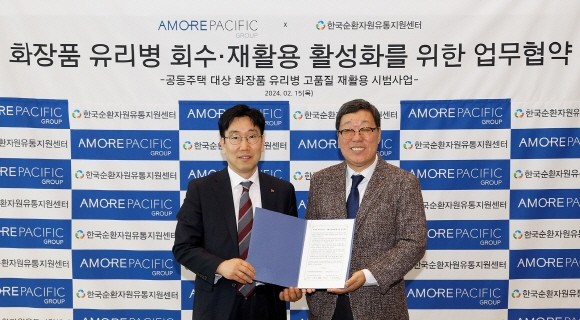 아모레퍼시픽그룹 이상목 대표이사(좌), 한국순환자원유통센터 이명환 이사장(우) ⓒ 아모레퍼시픽그룹