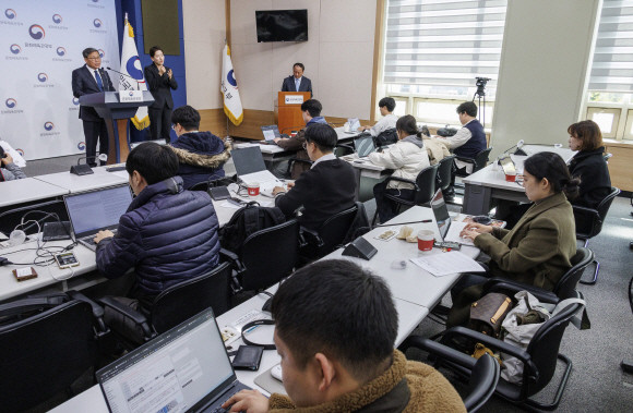 전병극 문화체육관광부 1차관이 13일 오전 서울 종로구 정부서울청사 별관에서 게임 속 확률형 아이템 정보공개 의무화 조항이 담긴 게임산업법 시행령 개정안에 대한 입법 예고 브리핑을 하고 있다. ⓒ 연합뉴스